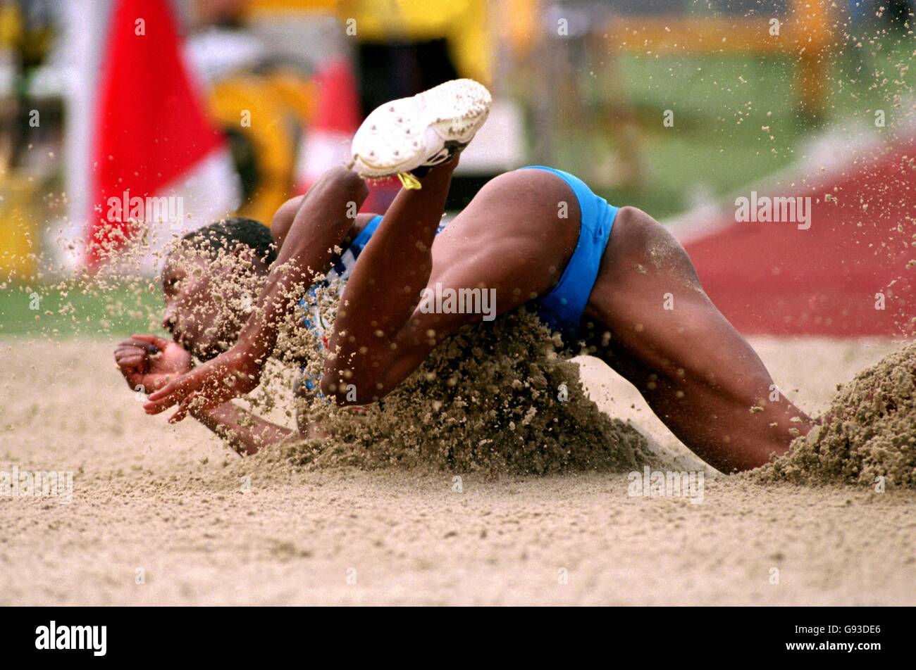 La terra italiana di Fiona May è rivolta verso il basso nella buca a. qualificarsi con il suo primo salto della giornata in salto lungo Foto Stock