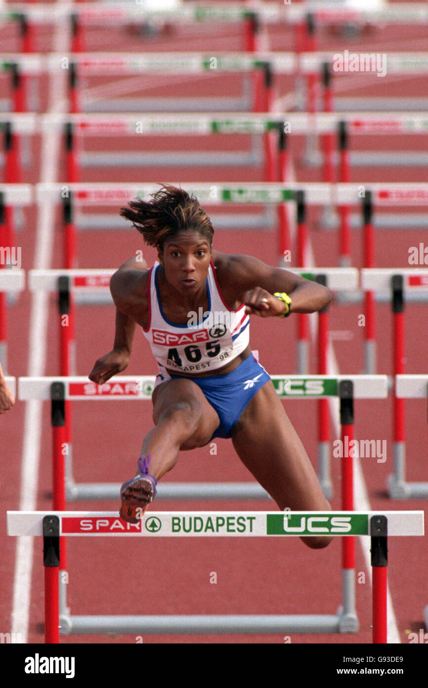 Denise lewis della Gran Bretagna elimina l'ultimo ostacolo nel 100 m hurdles heptathlon Foto Stock