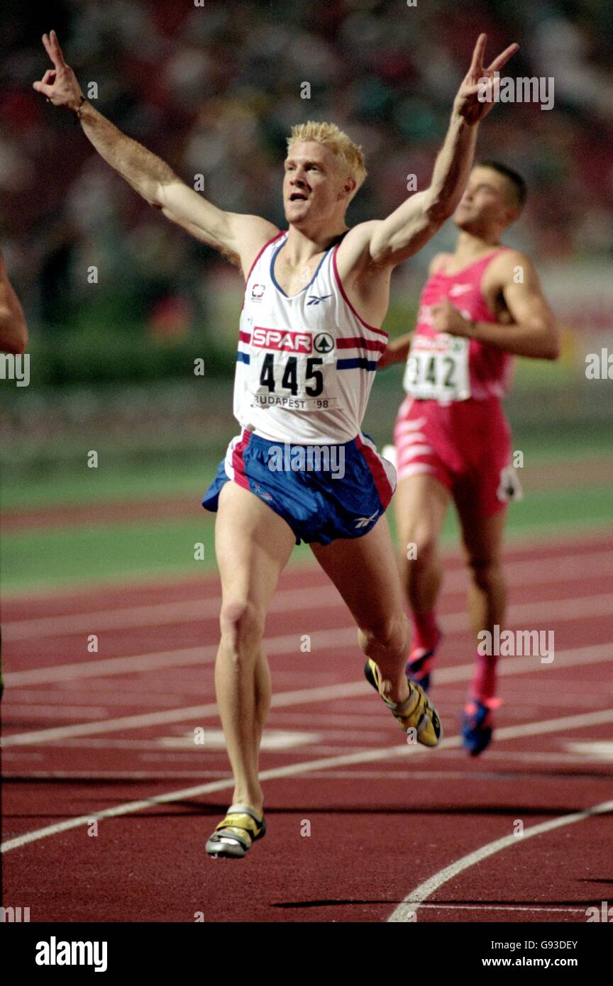 Il Gran Bretagna Iwan Thomas celebra la vittoria nella finale di 400m Foto Stock