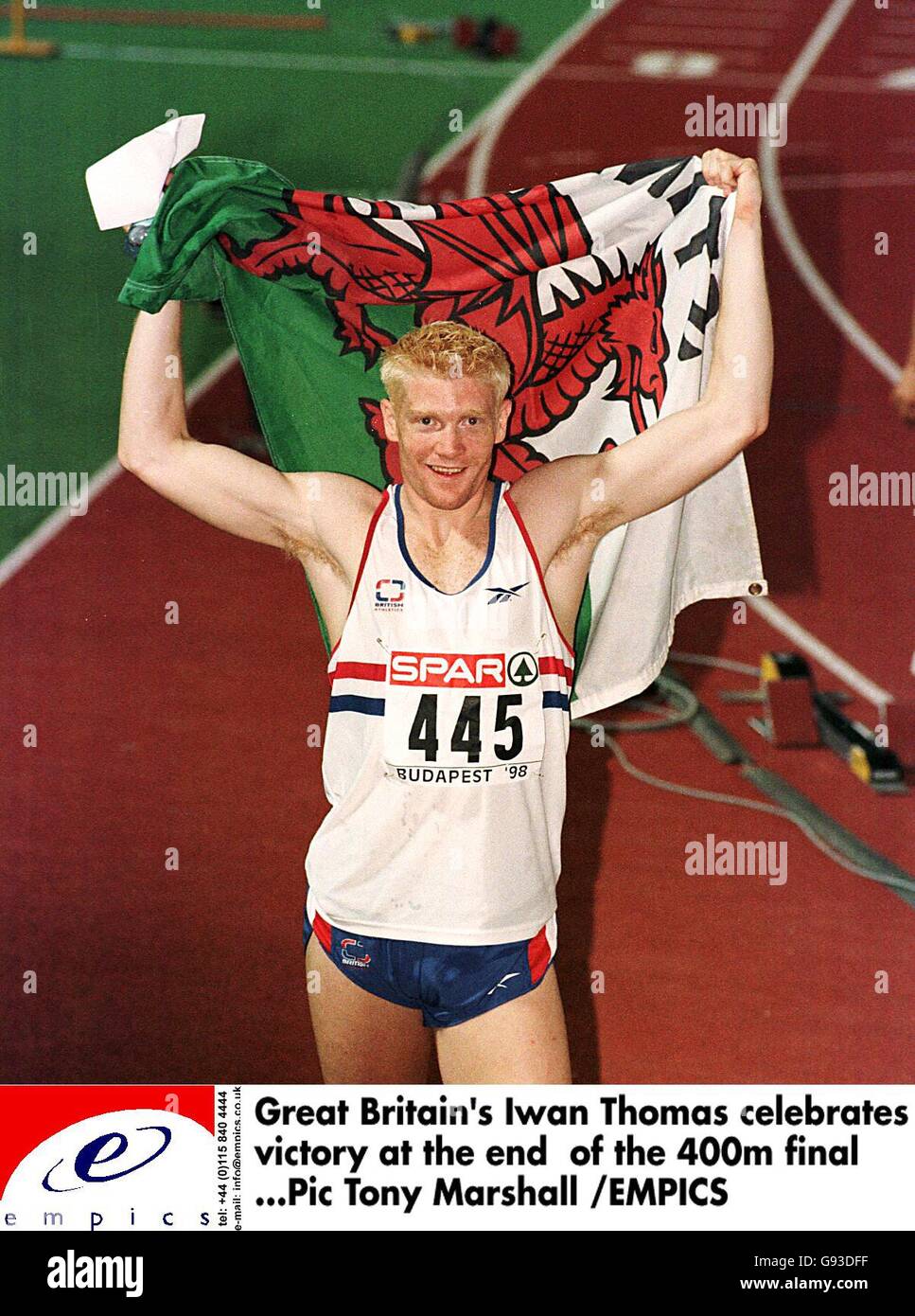 Il grande britannico Iwan Thomas celebra la vittoria alla fine di la finale di 400 m. Foto Stock
