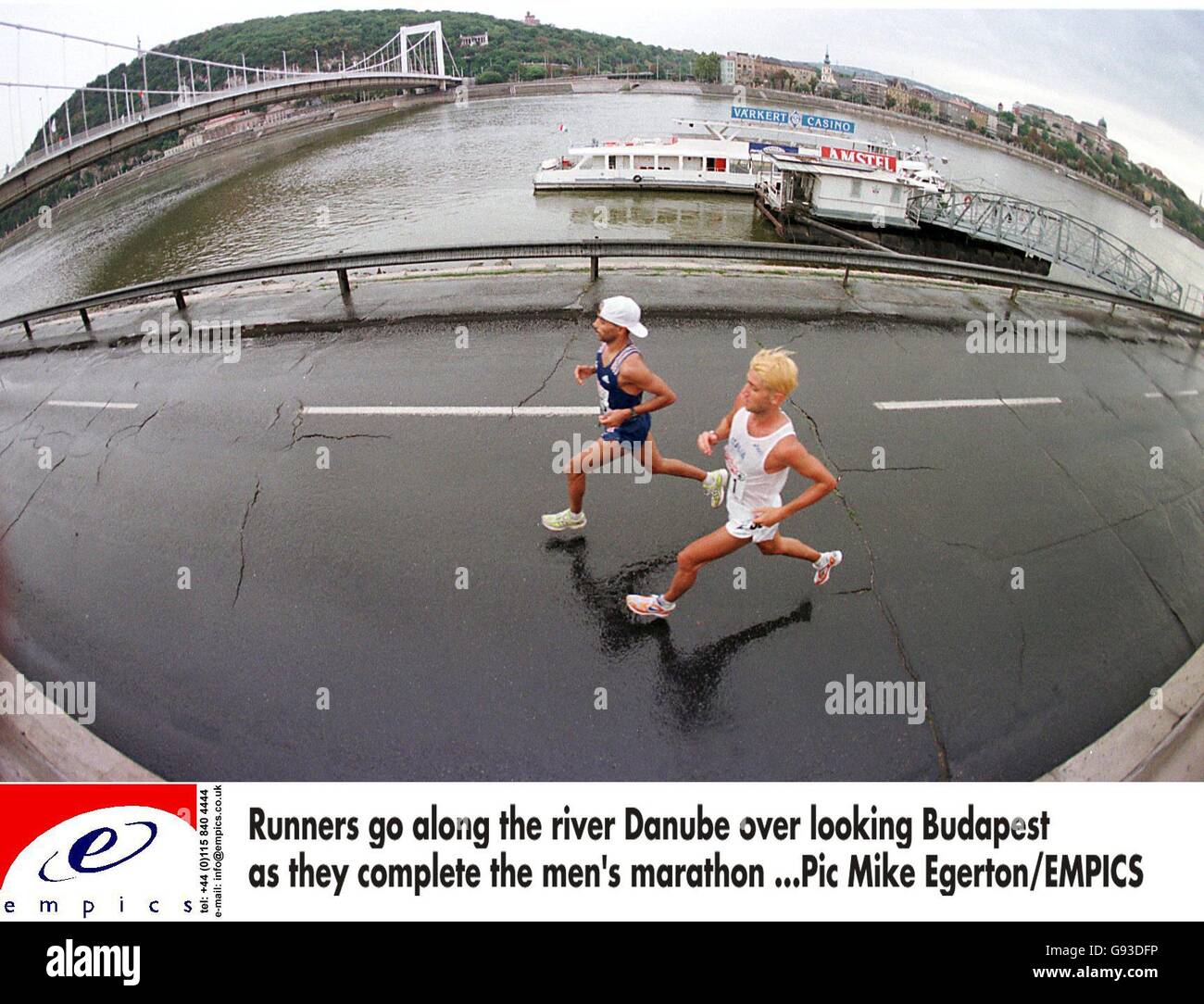 Atletica - 17° Campionato europeo - Budapest. I corridori si dirigono lungo il Danubio guardando Budapest mentre completano la maratona maschile Foto Stock