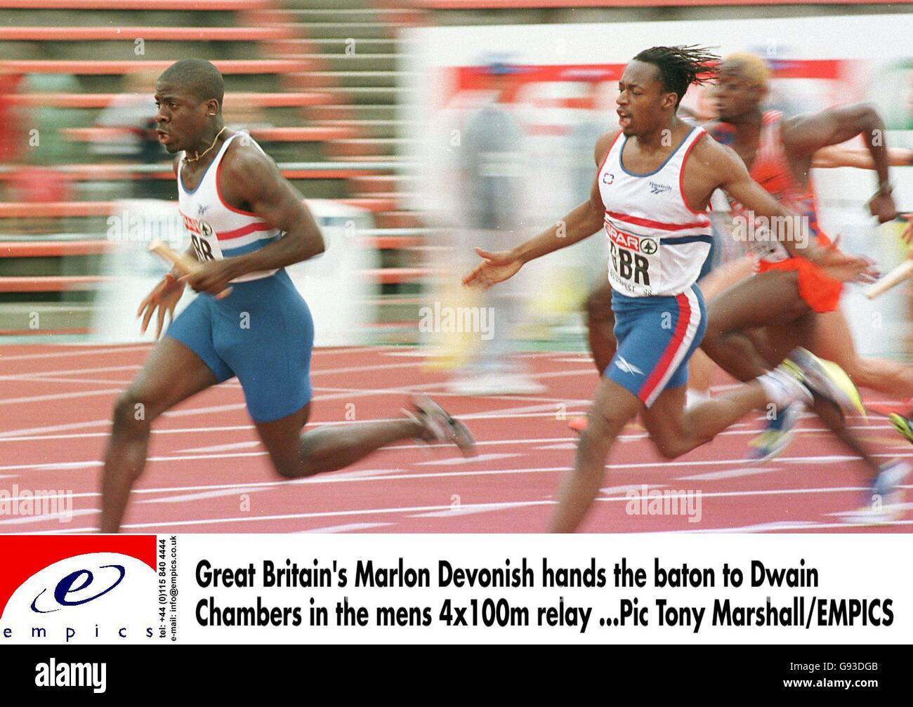 Il Marlon Devonish della Gran Bretagna consegna il testimone a Dwain Chambers nel relè mens 4x100m Foto Stock