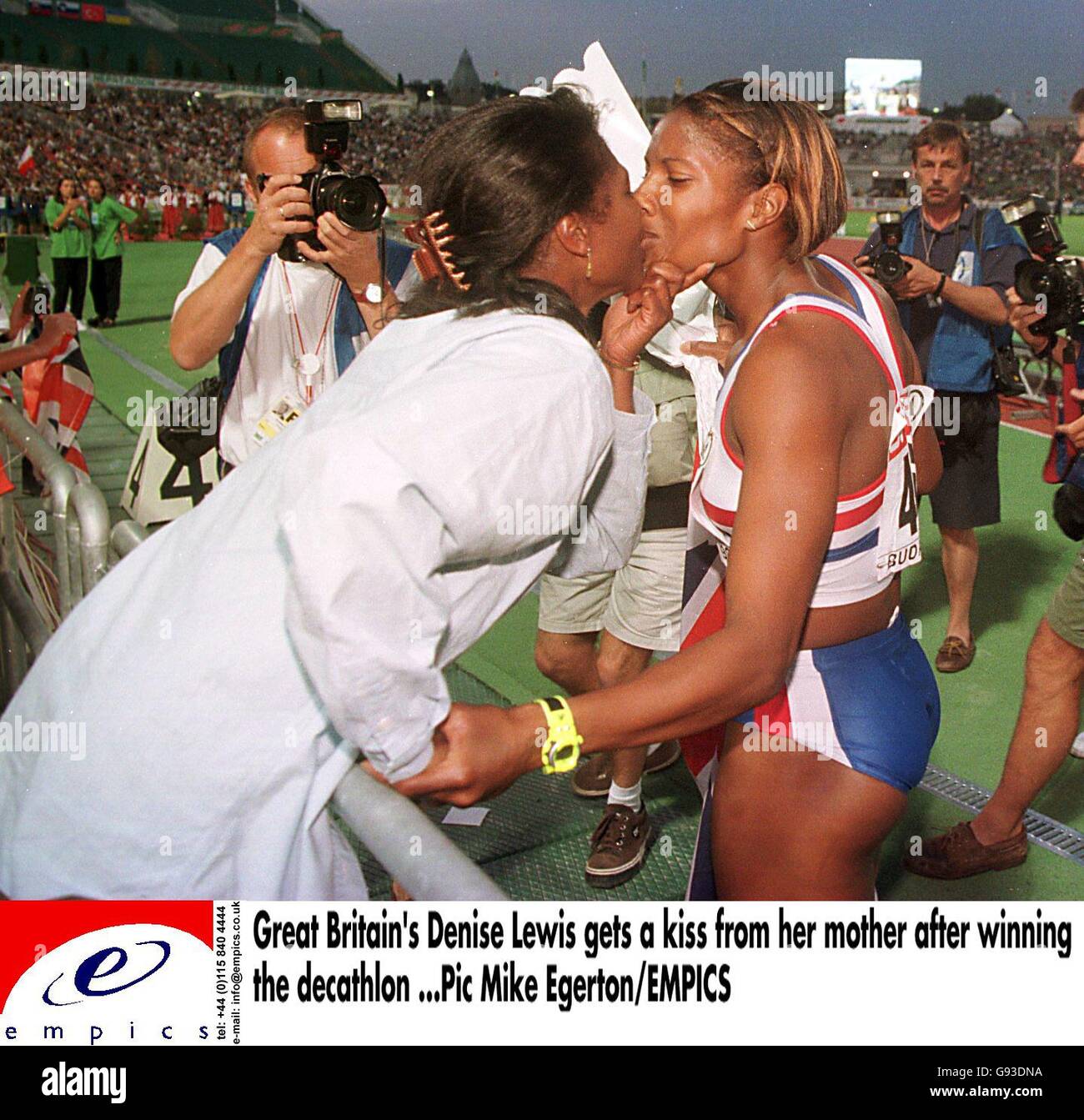 Denise Lewis della Gran Bretagna ottiene un bacio da sua madre Dopo aver vinto l'eptathlon Mum Foto Stock