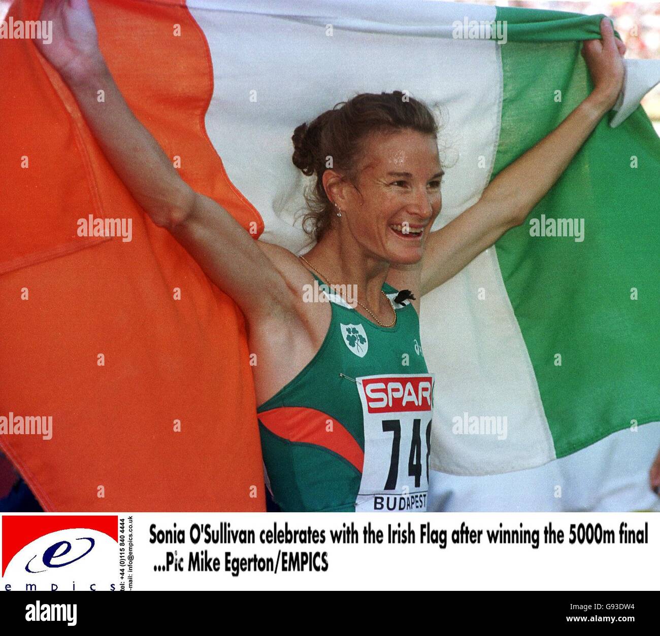Sonia o'Sullivan festeggia con la bandiera irlandese dopo aver vinto il 5000m finale Foto Stock