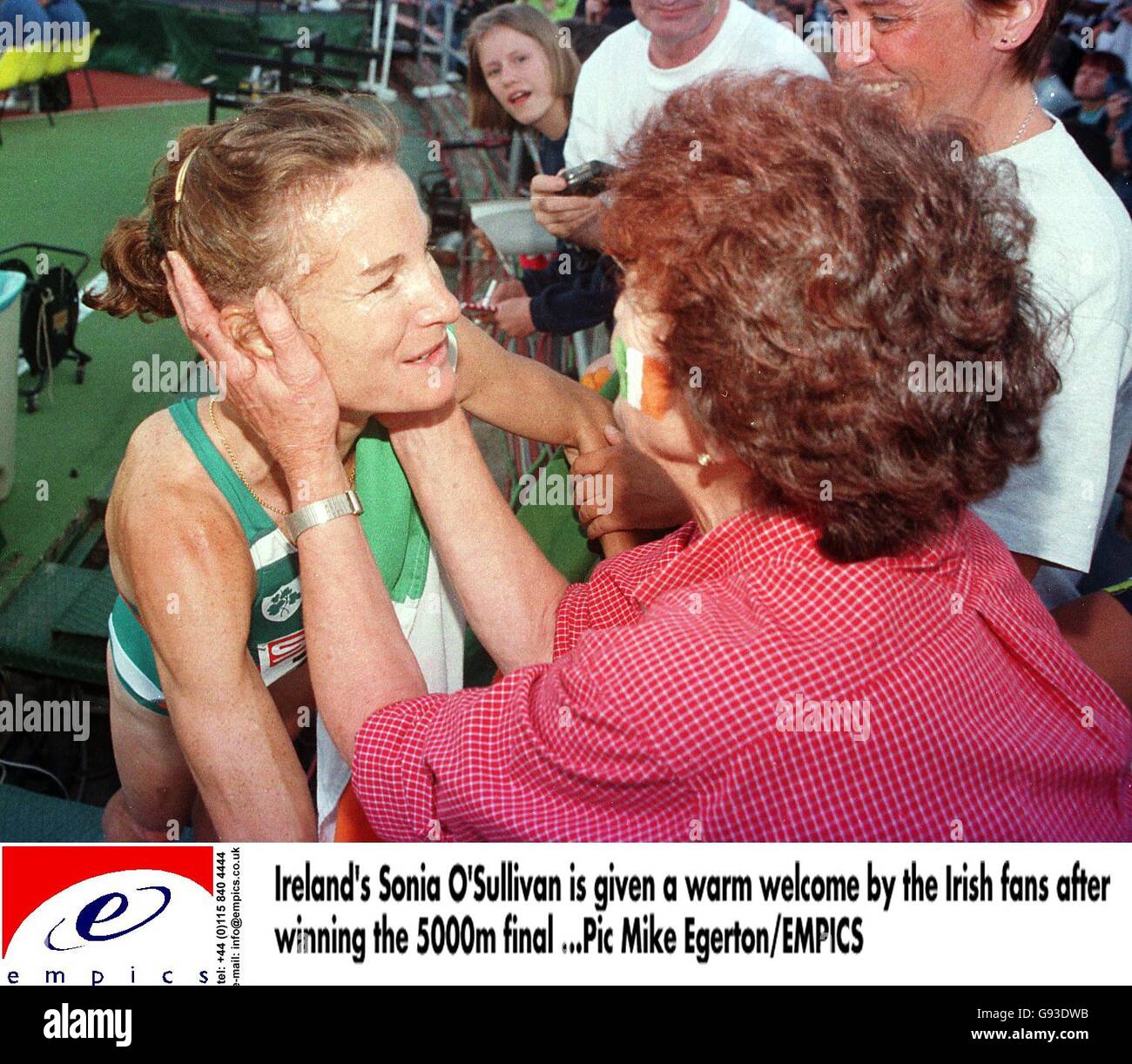 La Sonia o'Sullivan irlandese è stata accolta con un caloroso benvenuto dalla Tifosi irlandesi dopo aver vinto la finale di 5000m Foto Stock