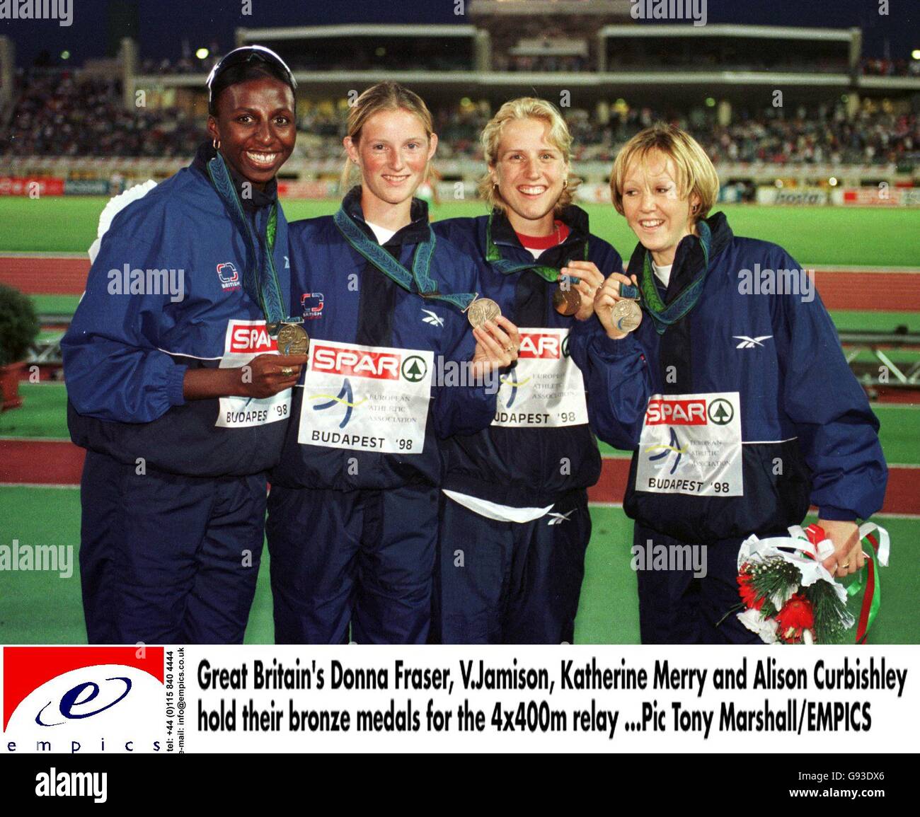La Gran Bretagna Donna Fraser, V.Jamison, Katherine Merry e Alison Curbishley detengono le loro medaglie di bronzo per il relè 4x400m Foto Stock