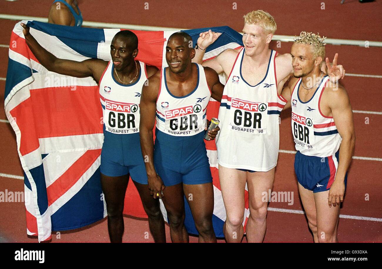 Atletica - 17° Campionato europeo - Budapest. Jamie Baulch, Iwan Thomas, Mark Richardson e Mark Hylton celebrano dopo aver vinto le medaglie d'oro per il relè 4x400m Foto Stock