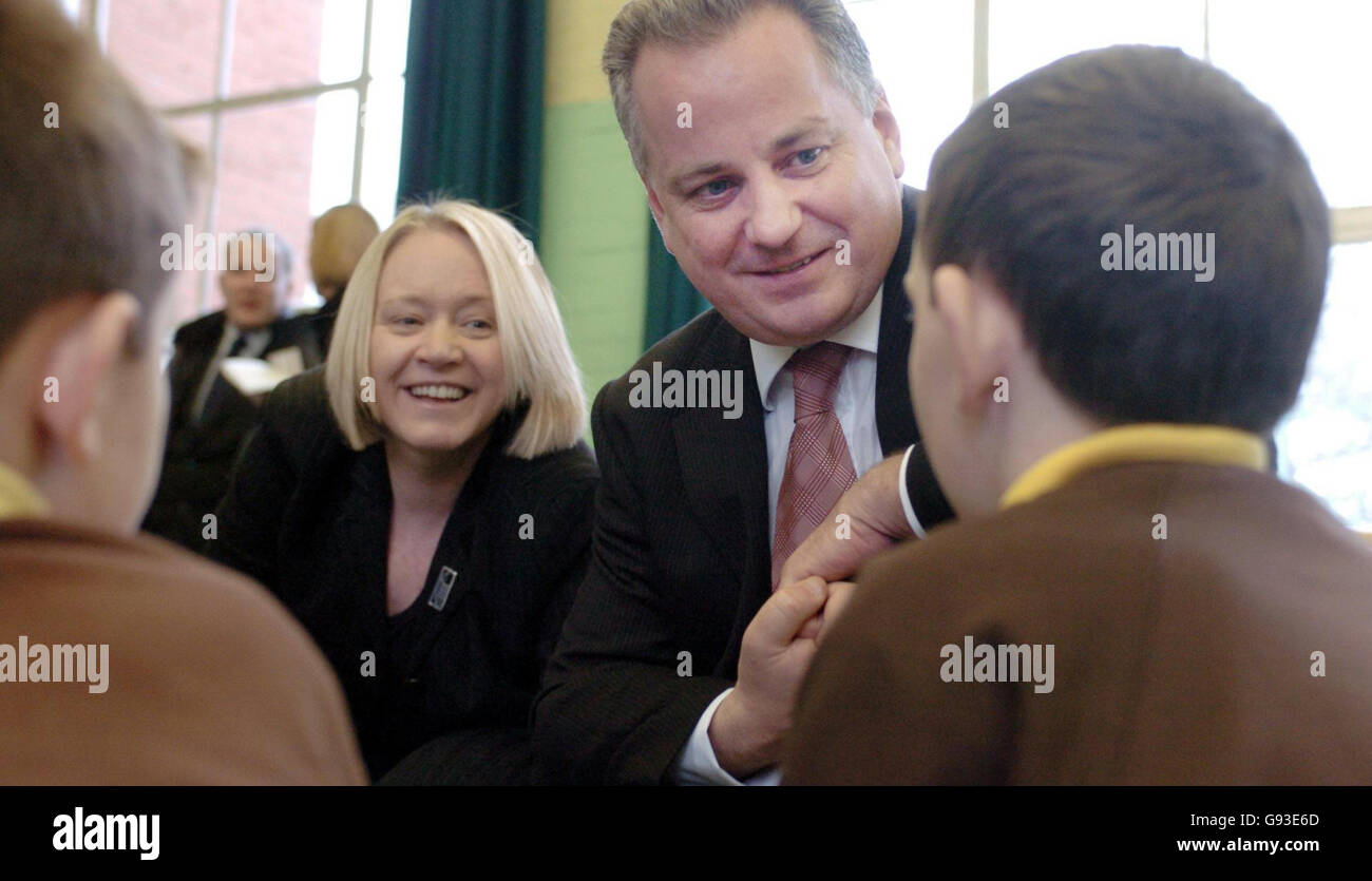 Il primo minsiter scozzese Jack McConnell e il ministro della Giustizia Cathy Jamieson visitano gli studenti coinvolti in un progetto anti-settarismo, St Mirin Primary a Glasgow, lunedì 30 gennaio 2006. La visita coincide con l'avvio del piano d'azione dei ministri sulla lotta al settarismo in Scozia. Le due scuole, una cattolica romana e l'altra non confessionale, fanno parte di un progetto di gemellaggio e stanno lavorando insieme per sviluppare un progetto drammatico che esamini la questione del settarismo. Vedi PA Story SCOTLAND settaranism. PREMERE ASSOCIAZIONE foto. Photo credit shouldread: Danny Lawson /PA Foto Stock