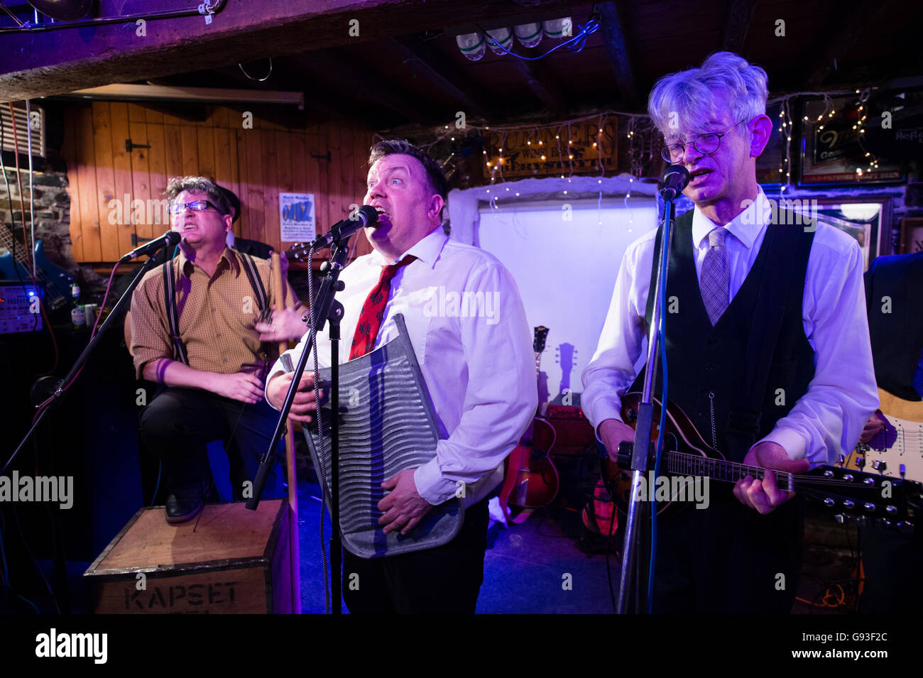 Aberystwyth skiffle band , Railroad Bill (con traditinal washboard player) che si formano quando si trovavano presso università insieme nella città, tornando a giocare un concerto speciale come parte del loro trentesimo anniversario tour in Rummers Bar, Aberystwyth, Sabato 07 Maggio 2016 Foto Stock