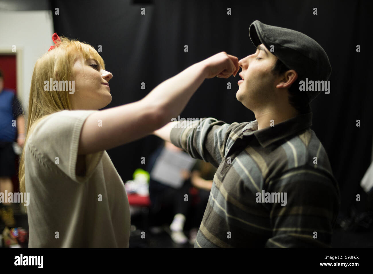 Performing Arts Education: Aberystwyth University studente universitario theatre studi gli studenti esercitarsi una scena nella produzione del classico teatro televisione ; 'Blue ricordato Hills' da Dennis Potter. Regno Unito Foto Stock
