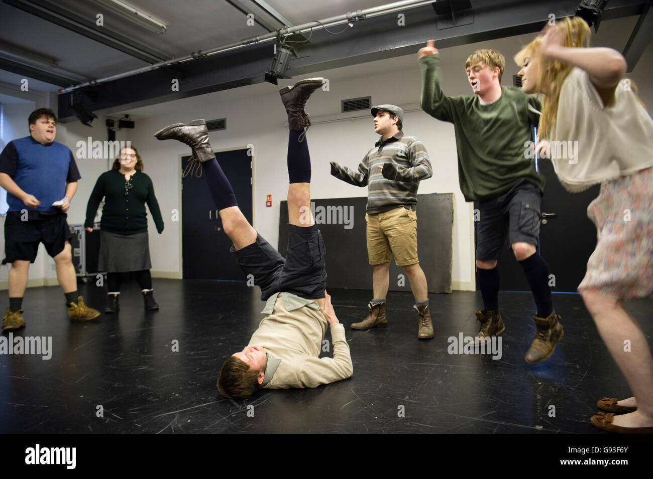 Performing Arts Education: Aberystwyth University studente universitario theatre studi gli studenti esercitarsi una scena nella produzione del classico teatro televisione ; 'Blue ricordato Hills' da Dennis Potter. Regno Unito Foto Stock