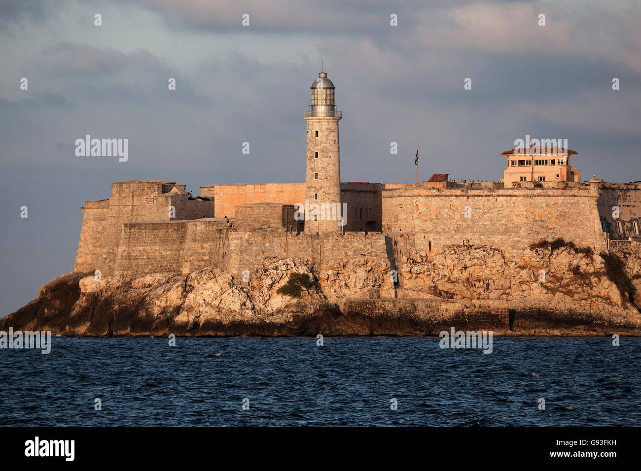 Vista sul faro e Morro Castle, la luce del tramonto, Havana, Cuba Foto Stock
