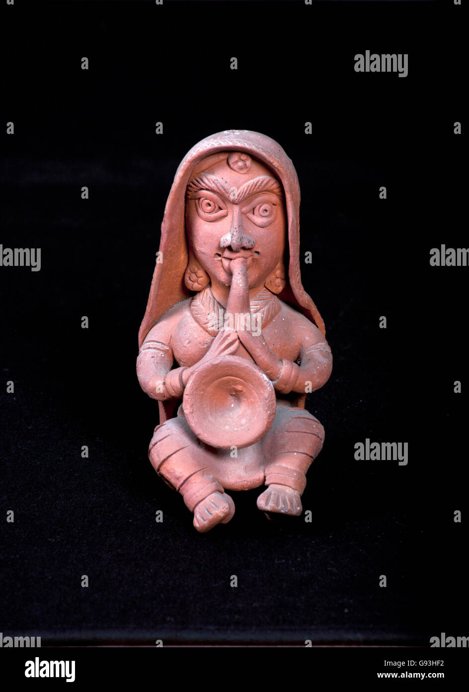 Una bambola in terracotta di Gorakhpur , U.P, India. utilizzati come giocattoli e oggettistica. Foto Stock