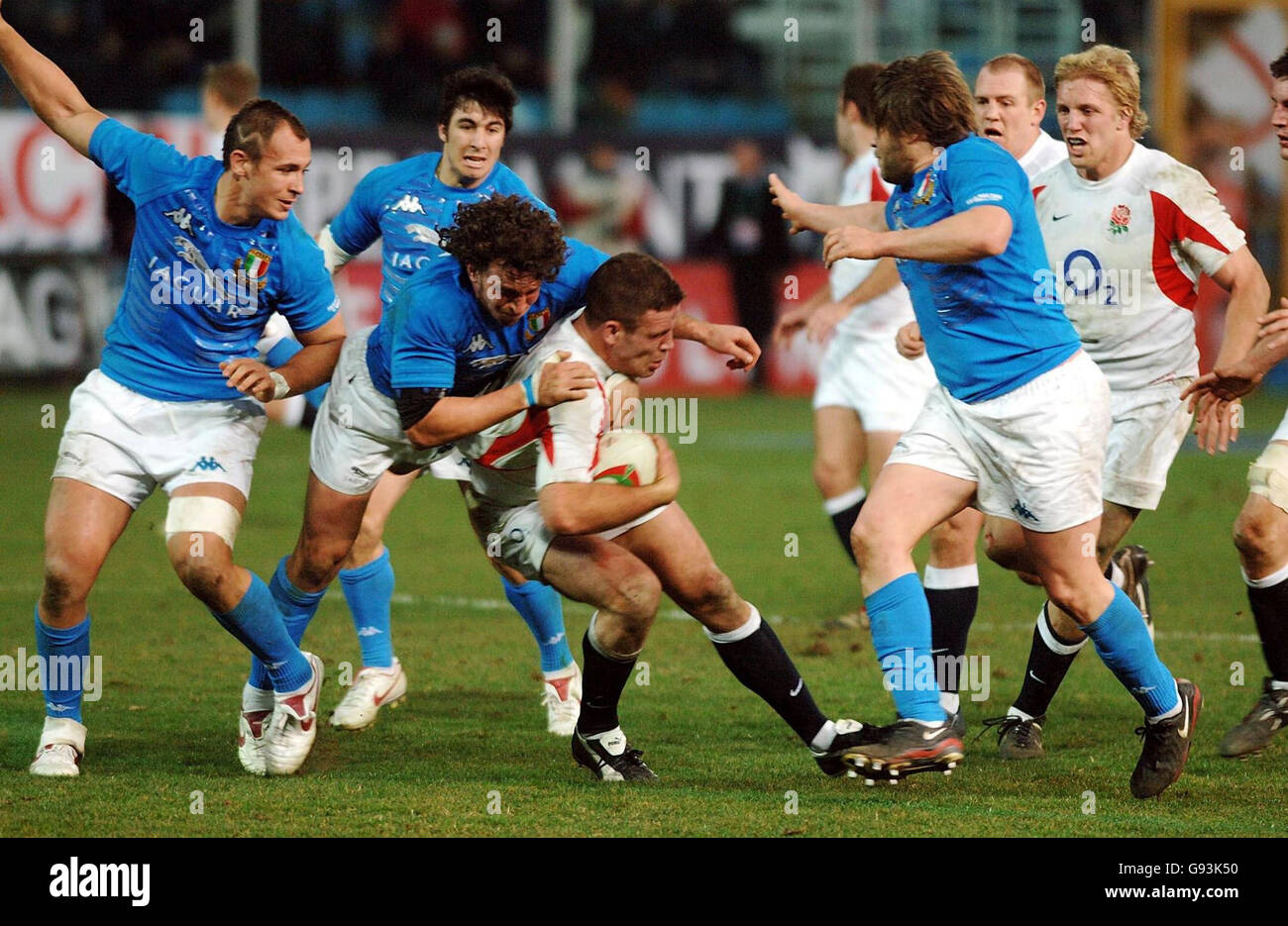 Joe Worsley, in Inghilterra, corre alla difesa italiana durante la partita delle 6 Nazioni RBS allo Stadio Flaminio di Roma, sabato 11 febbraio 2006. PREMERE ASSOCIAZIONE foto. Il credito fotografico deve essere: Sean Dempsey/PA. Foto Stock