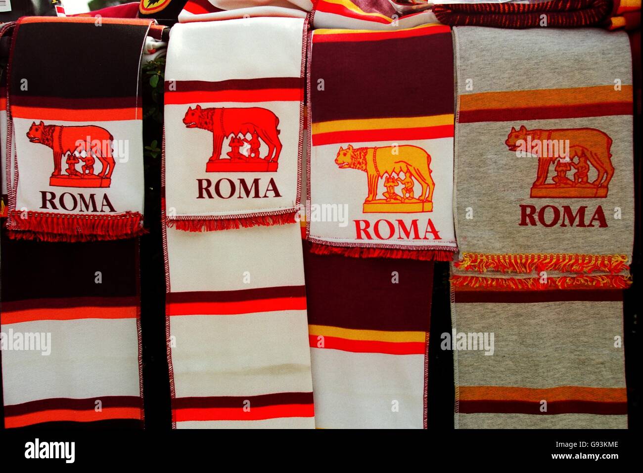 Calcio Italiano - Serie A - Roma v Venezia. Sciarpe Roma in vendita al di  fuori dello Stadio Olimpico Foto stock - Alamy