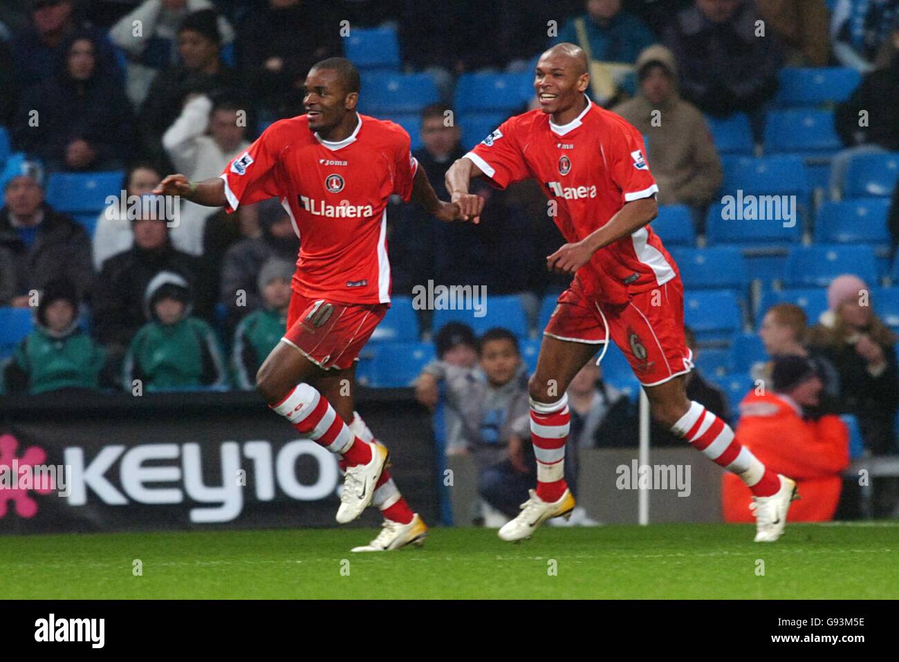 Darren Bent di Charlton Athletic celebra il punteggio con Marcus Bent Foto Stock