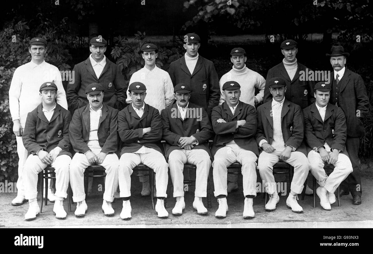 Back Row: G Bayes, BB Wilson, G Holmes, MW Booth, TJ Birtles, A Drake, J Heyland. Prima fila: Un Dolphin, S Haigh, D Denton, Sir AW WhiteBart, GH Hirst, W Rhodes, R Kilher (Capitano). Foto Stock