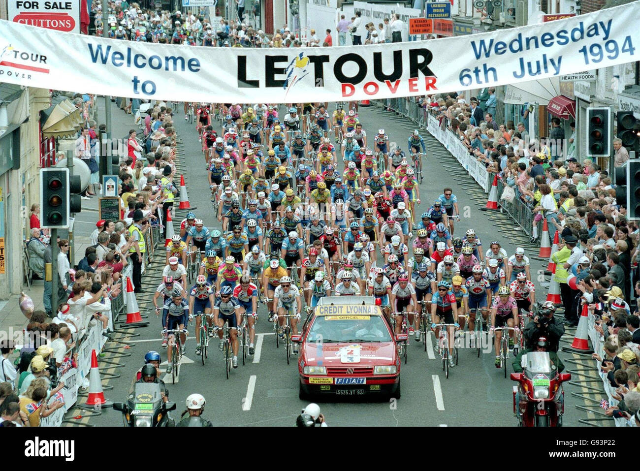 Archivio della biblioteca datato 06/07/1994 di ciclisti che attraversano le strade di dover, Kent all'inizio del le Tour un'escursione di due giorni del Tour de France in Inghilterra. Londra ospiterà l'inizio del Tour de France 2007, è stato confermato oggi, Martedì 24 gennaio 2006. La gara, che ha attirato circa tre milioni di spettatori sulla sua ultima apparizione sulle strade inglesi, visiterà il Regno Unito solo per la terza volta nella sua storia di 103 anni. Visita il tour CICLISTICO della storia della Pennsylvania. PREMERE ASSOCIAZIONE foto. Il credito fotografico dovrebbe essere: Martin Keene/PA. Foto Stock