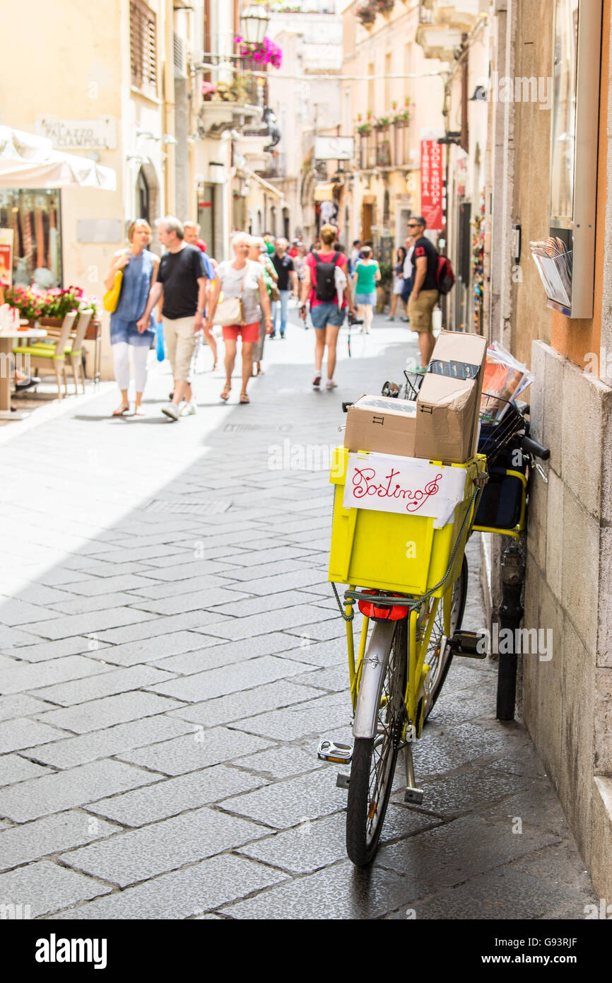 Portalettere la bicicletta si appoggia contro una parete sul Corso Umberto a Taormina, Sicilia Foto Stock