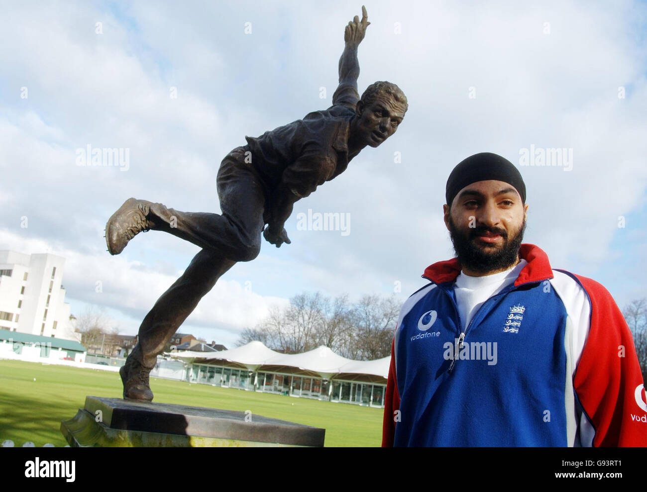 Il giocatore di cricket Northants Monty Panesar mette in posa per i fotografi a seguito di una conferenza stampa al Lord's cricket Ground, Londra, venerdì 27 gennaio 2006. I selettori inglesi hanno nominato il pilota monty Panesar senza copertura del braccio sinistro come membro della loro squadra di test per il prossimo tour dell'India. Vedi storia della PA CRICKET England. PREMERE ASSOCIAZIONE foto. Il credito fotografico dovrebbe essere: Sean Dempsey/PA. Foto Stock