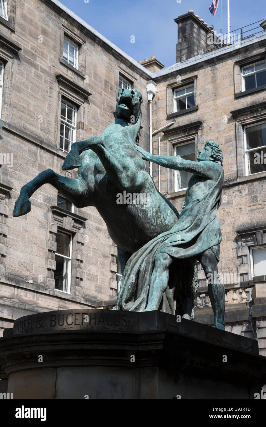 Alexander e Bucephalus statua da Steell (1883), City Chambers sul Royal Mile Street; Edimburgo, Scozia Foto Stock
