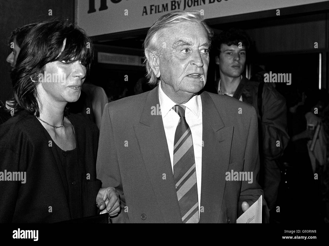 Il regista britannico David Lean all'aeroporto di Heathrow oggi. David Lean è ricordato come direttore di alcuni dei grandi film epici realizzati nel 20 ° secolo, come 'Lawrence d'Arabia', 'Bridge over the River Kwai' e 'Dr Zhivago'. Foto Stock