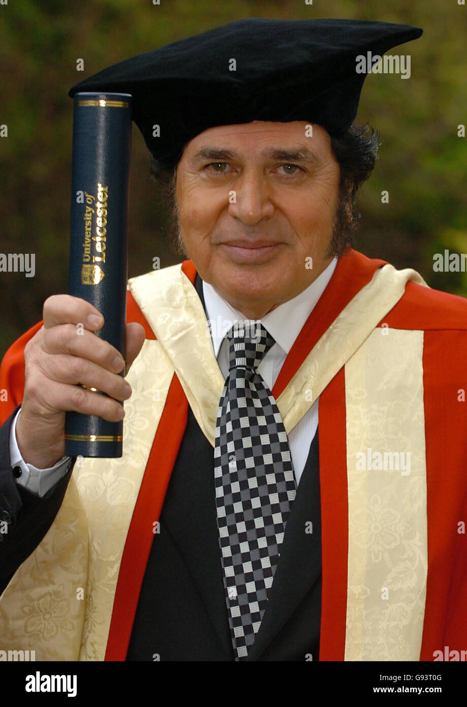 Engelbert Humperdinck dopo aver conseguito un diploma onorario di Dottore di Musica presso De Montfort Hall all'Università di Leicester. Foto Stock