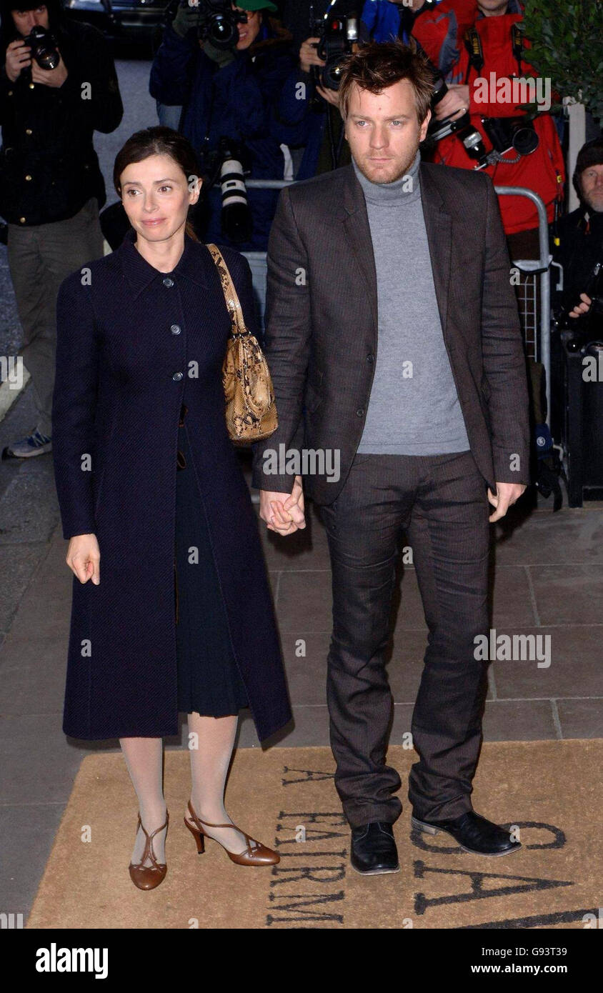 Ewan McGregor arriva con sua moglie Eve al 10° South Bank Show Awards, premiando l'eccellenza in tutto, dall'opera alla musica pop, dalla letteratura all'arte visiva, al Savoy, nel centro di Londra, venerdì 27 gennaio 2006. PREMERE ASSOCIAZIONE foto. Il credito fotografico dovrebbe essere: Steve Parsons/PA Foto Stock
