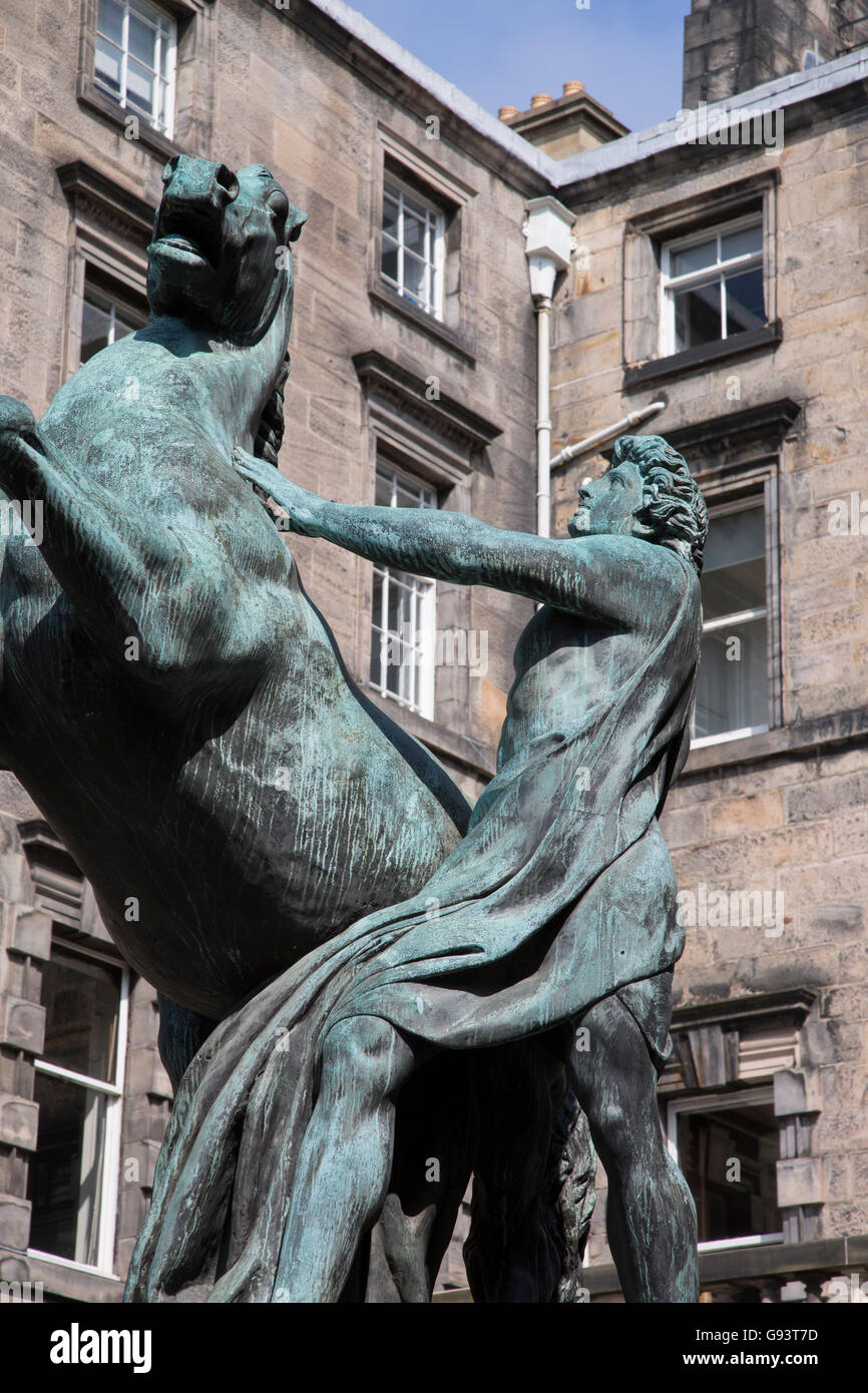 Alexander e Bucephalus statua da Steell (1883), City Chambers sul Royal Mile Street; Edimburgo, Scozia Foto Stock