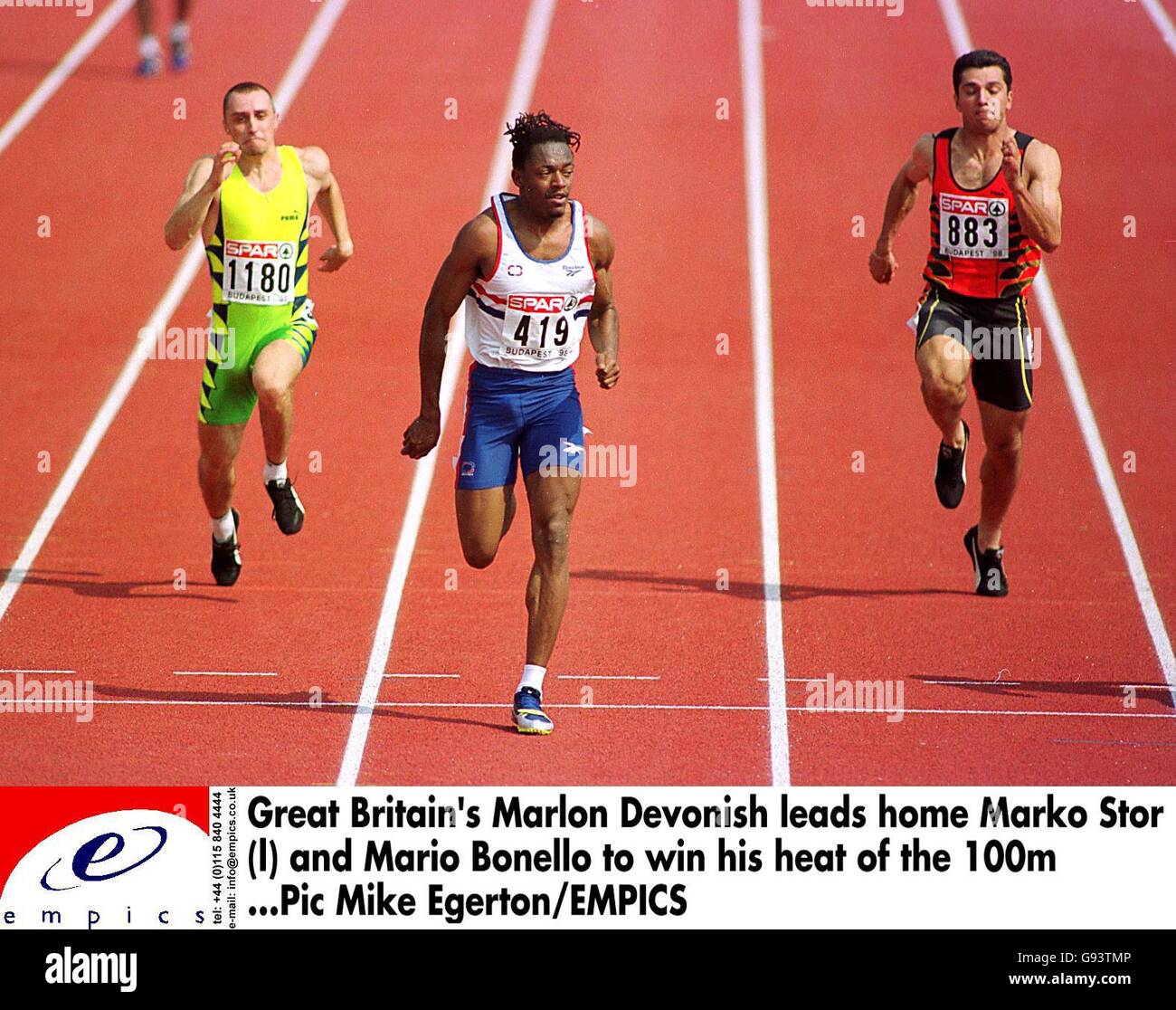 Atletica - 17° Campionato europeo - Budapest. Marlon Devonish della Gran Bretagna conduce a casa Marko Stor (l) e Mario Bonello per vincere il suo calore dei 100m Foto Stock