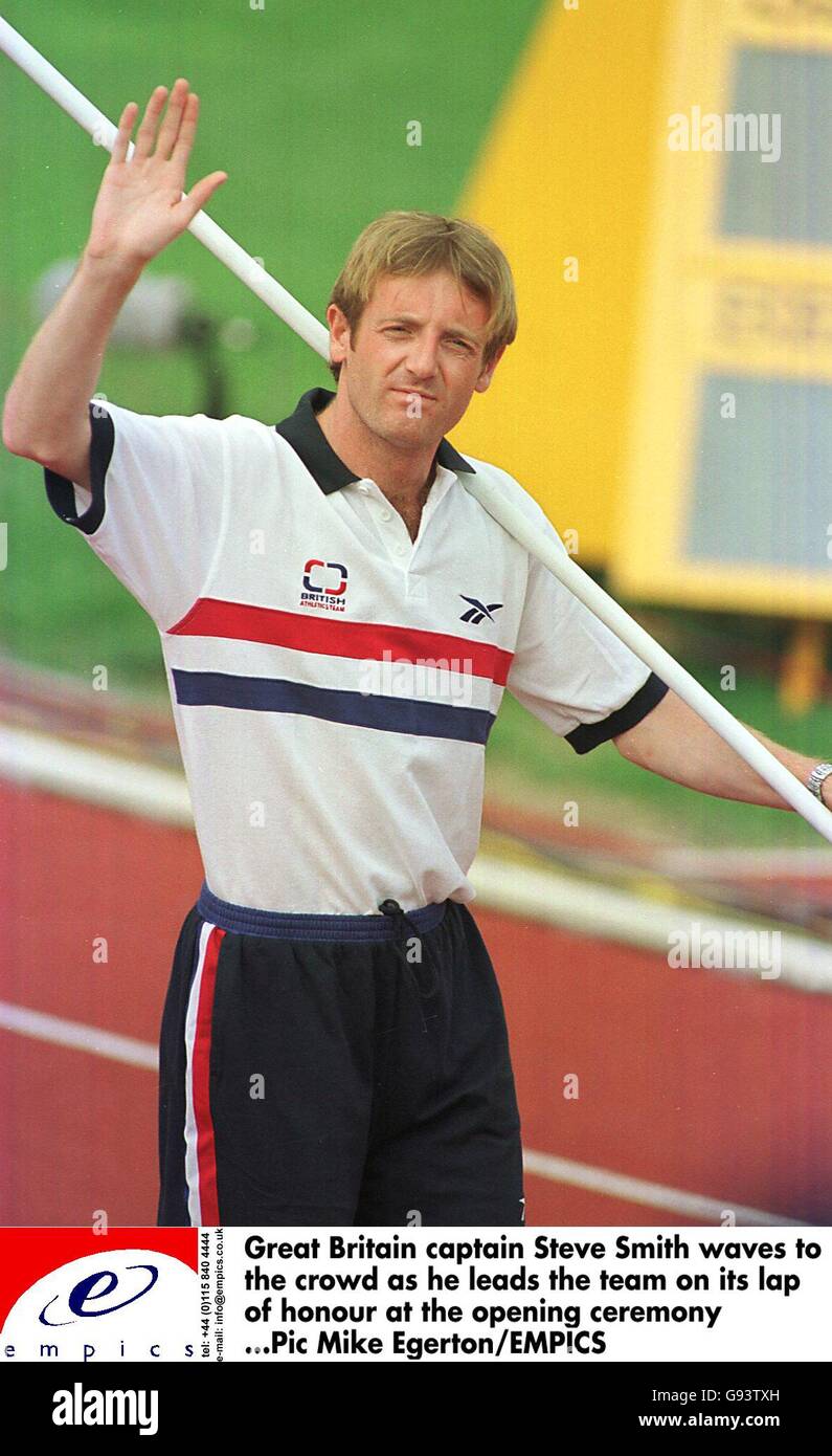 Il capitano della Gran Bretagna Steve Smith ondeggia alla folla come guida la squadra sul suo giro d'onore a. la cerimonia di apertura Foto Stock