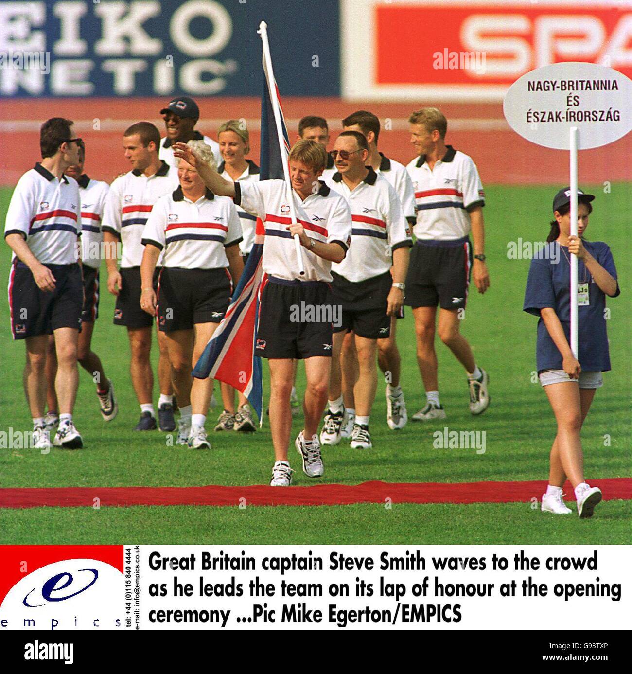 Atletica - 17° Campionato europeo - Budapest. Il capitano della Gran Bretagna Steve Smith si affonda alla folla mentre guida la squadra sul suo giro d'onore alla cerimonia di apertura Foto Stock