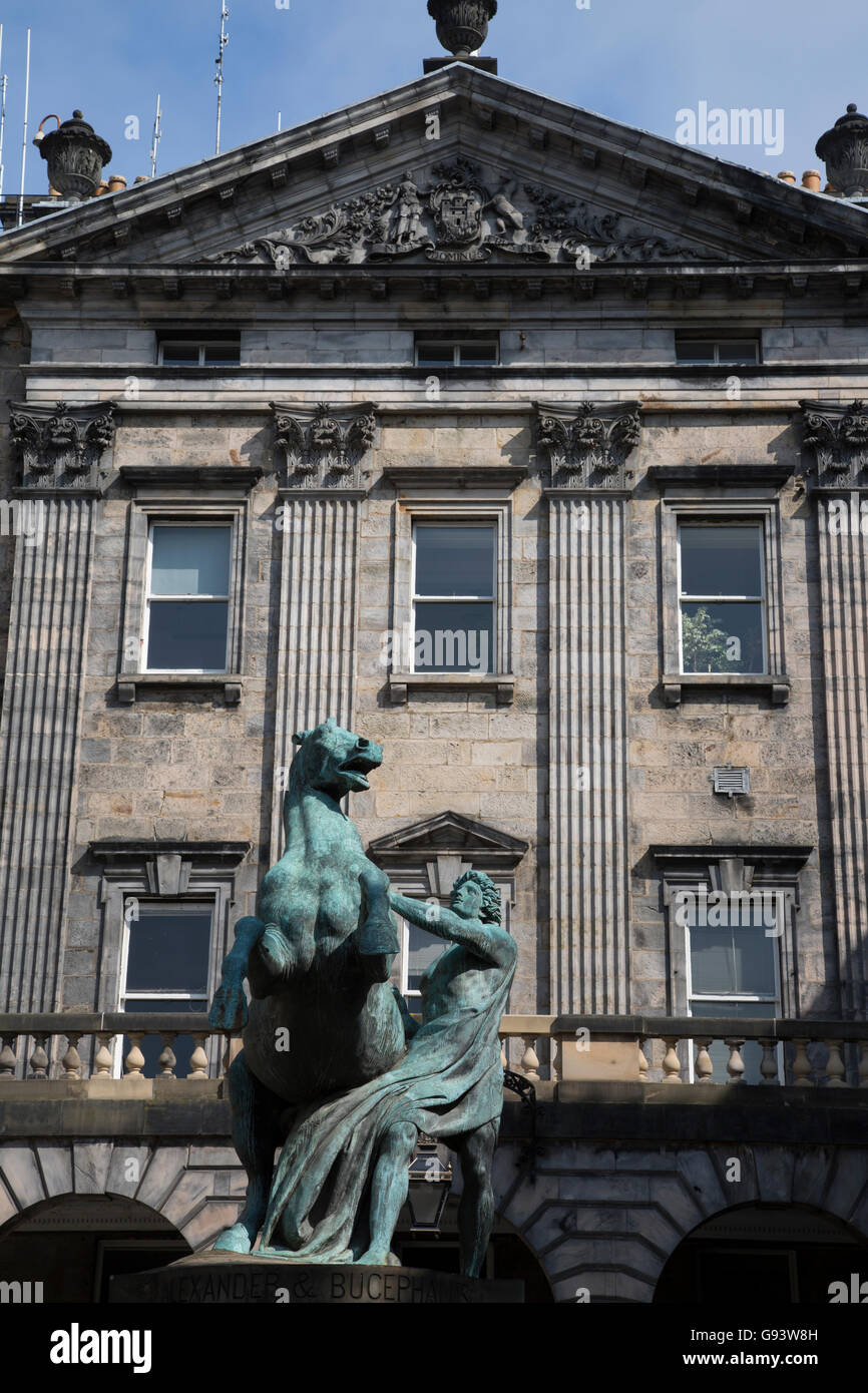 Alexander e Bucephalus statua da Steell (1883), City Chambers sul Royal Mile Street; Edimburgo, Scozia Foto Stock