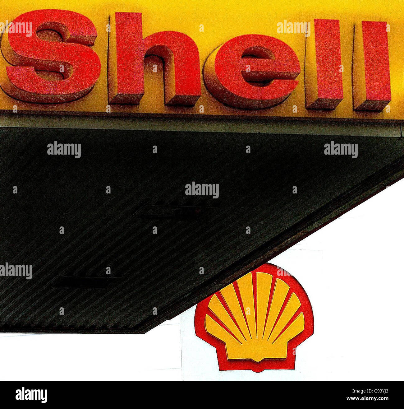 Stazione di servizio della shell, Burton on Trent, Giovedi 2 febbraio 2006.Royal Dutch Shell ha annunciato tutti i profitti record di tempo, facendo quasi 1.5 miliardi di sterline l'ora durante il 2005. Vedi la storia della Pennsylvania CITY Shell. PREMERE ASSOCIAZIONE foto. Il credito fotografico dovrebbe essere: Rui Vieira/PA Foto Stock