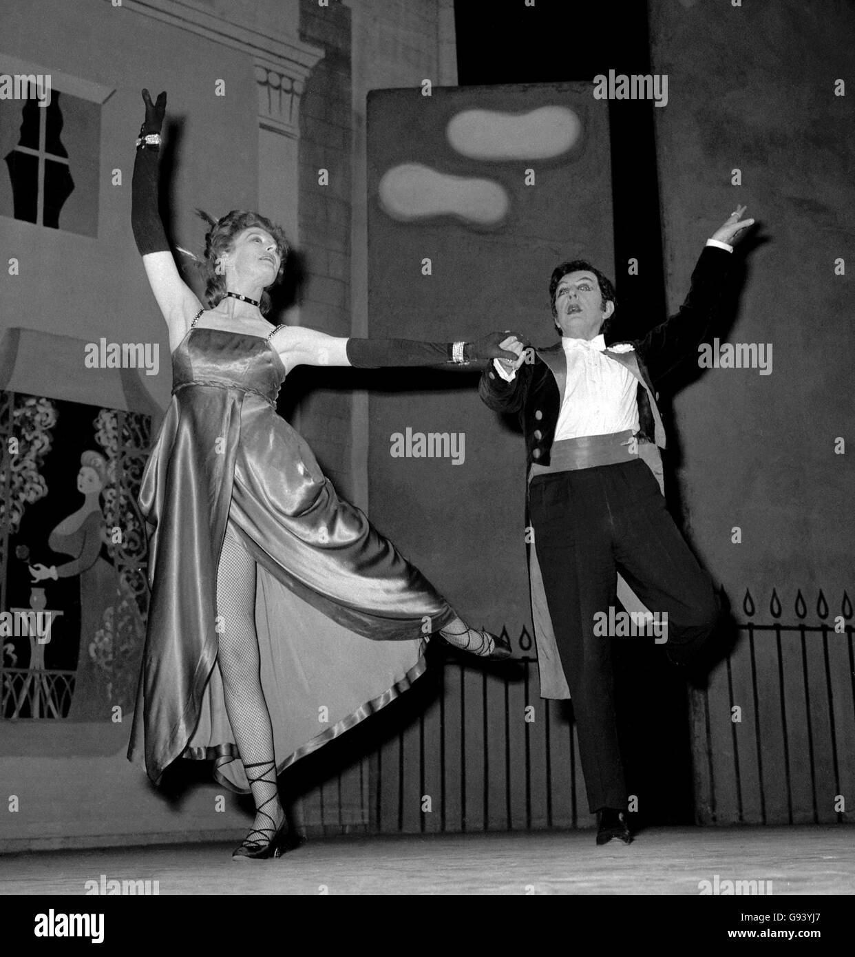 Moira Shearer, quarantunenne, balla il tango con Sir Frederick Ashton al Covent Garden Theatre. Foto Stock