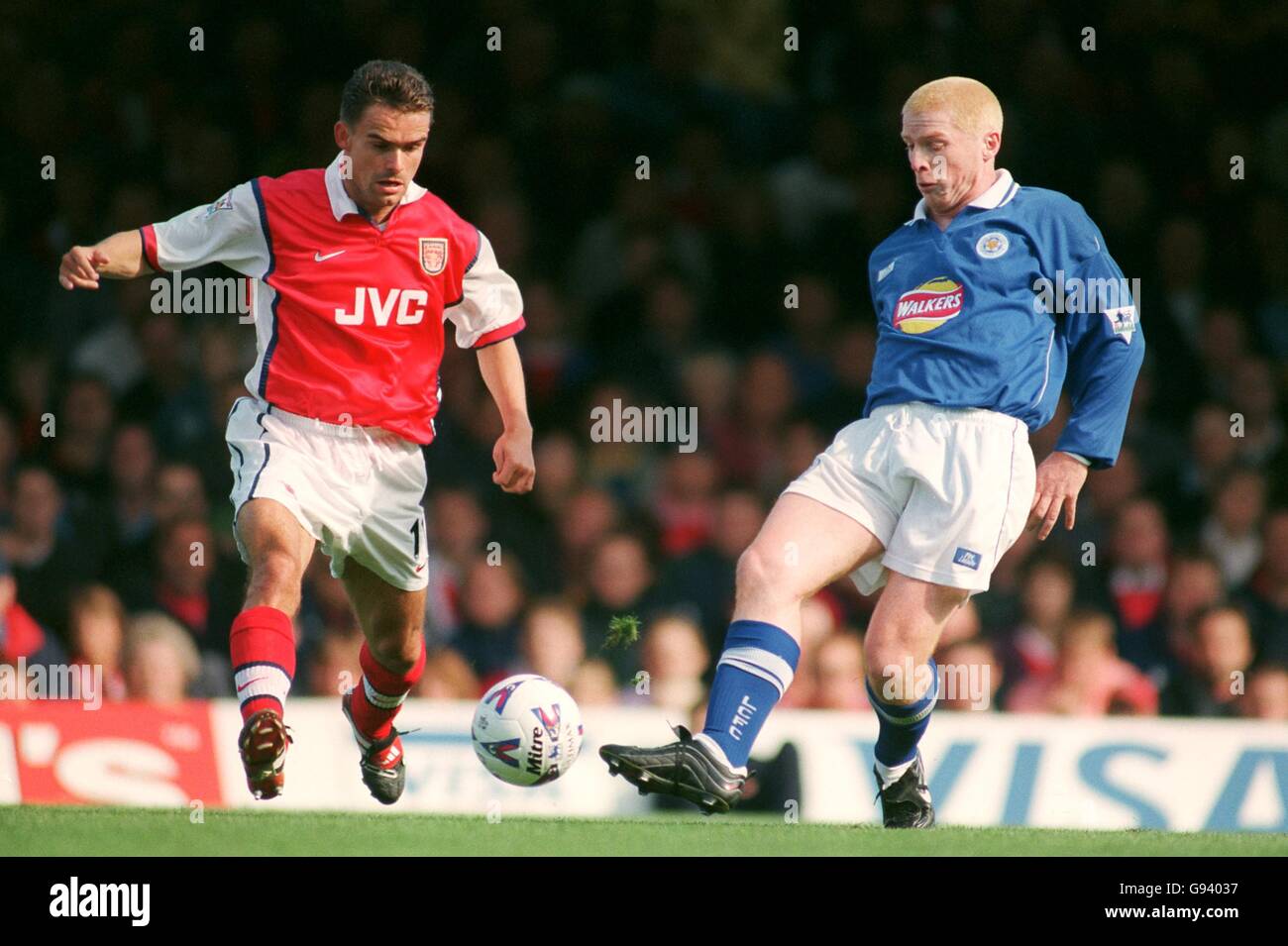 Arsenal Marc Overmars (l) e Leicester's Neil Lennon battaglia per la sfera Foto Stock