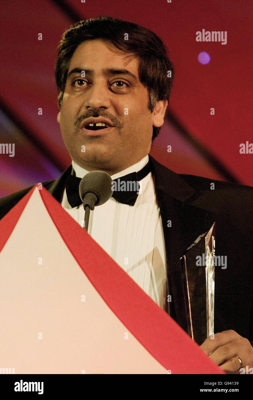 Il padre di Amir Khan, Shah Khan, riceve il premio Sony Entertainment Television Sports Personality of the Year Award durante i Sony Entertainment Asian Sports Personality of the Year Awards all'Hilton Hotel, nel centro di Londra, sabato 4 febbraio 2006. I premi riconoscono i notevoli successi dei talenti sportivi britannici asiatici provenienti da tutto il Regno Unito. Guarda i PA Story SPORT Awards. PREMERE ASSOCIAZIONE foto. Il credito fotografico dovrebbe essere: Rebecca Reid/PA Foto Stock