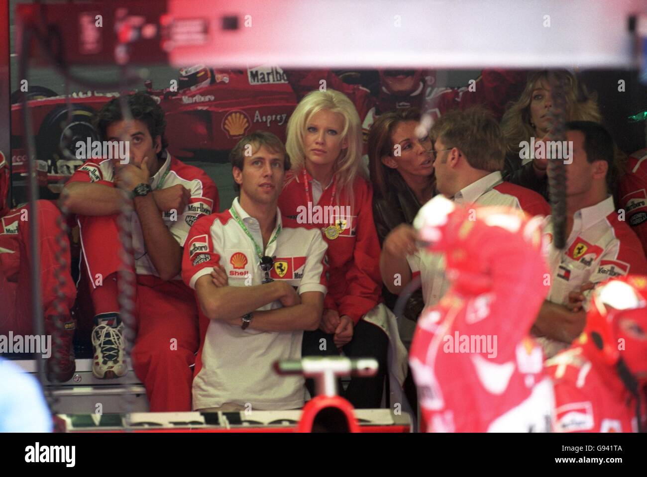 Formula uno Motor Racing - Gran Premio d'Italia. Il pilota del test Ferrari Luca Badoer si trova in garage con la sua ragazza Foto Stock