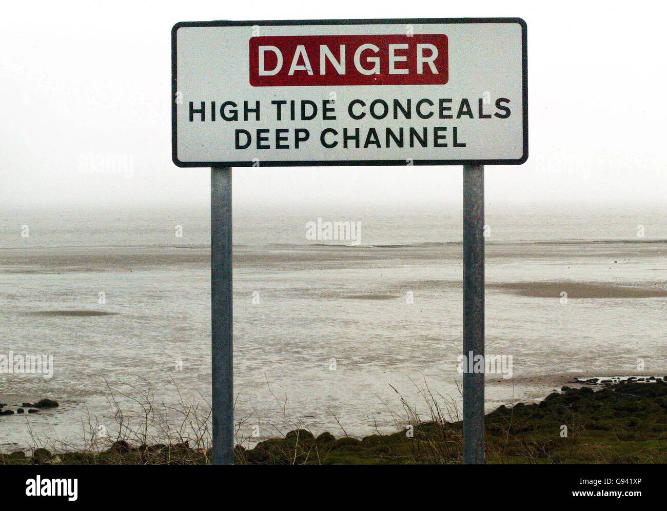 Un cartello a Powfoot Bay nel Solway Firth nel sud-ovest della Scozia, Lunedi 6 febbraio 2006. Un'operazione di ricerca lanciata dopo che ha riferito che 20 cocklers sono stati intrappolati dalla marea è stato ridotto. L'allarme è stato sollevato quando la polizia ha ricevuto chiamate alle 1:30 circa che un certo numero di persone era stato avvistato a tarda notte scorsa sulla sabbia vicino a Powfoot, ma la caccia è stata convocata dopo cinque ore senza alcuna prova che qualcuno era sulla riva, guardie costiere ha detto. Vedi la storia di PA SEA Cocklers. PREMERE ASSOCIAZIONE foto. Il credito fotografico dovrebbe essere: David Cheskin/PA. Foto Stock