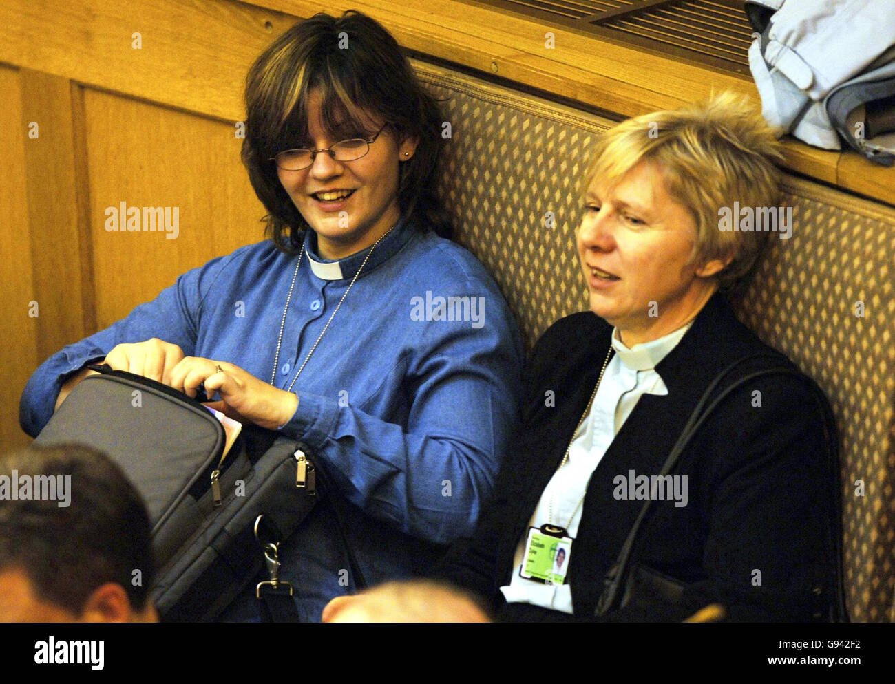 Clero delle donne in occasione dell'apertura del Sinodo Generale di quattro giorni presso la Chiesa di Londra oggi, lunedì 6 febbraio 2006. Vedi PA Storia RELIGIONE Vescovo. PREMERE ASSOCIAZIONE foto. Il credito fotografico dovrebbe essere: Fiona Hanson/PA. Foto Stock