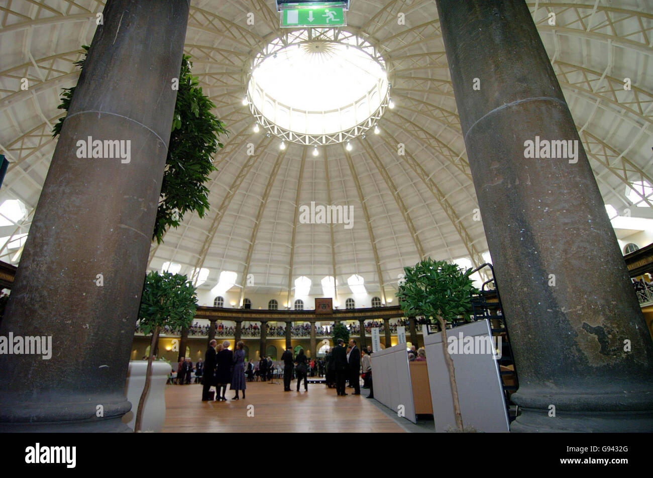 Il recentemente ristrutturato Dome, un edificio storico di grado II ristrutturato per più di 1,500 studenti e personale, a Buxton, Derbyshire, venerdì 10 febbraio 2006. Precedentemente un ospedale e prima che una scuderia il Duomo ora fa gelare il campus del Devonshire dell'università di Derby. Il Principe di Galles oggi svelerà una targa per segnare l'apertura del campus. Vedi la storia della PA ROYAL Campus. PREMERE ASSOCIAZIONE foto. Il credito fotografico dovrebbe essere: David Jones / PA. Foto Stock