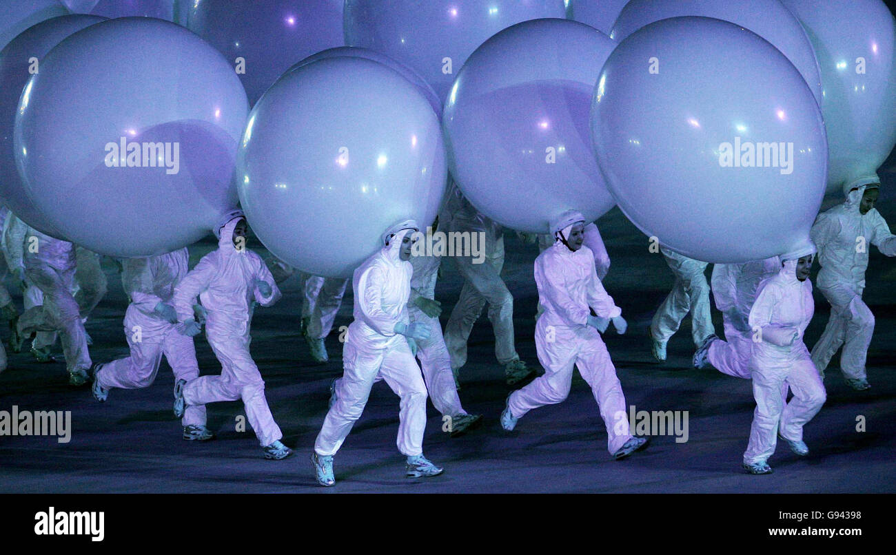 I ballerini si esibiscono durante la cerimonia di apertura dei XX Giochi Olimpici invernali nello Stadio Olimpico di Torino, venerdì 10 febbraio 2006. PREMERE ASSOCIAZIONE foto. Il credito fotografico dovrebbe essere: Andrew Milligan/PA. **** Foto Stock