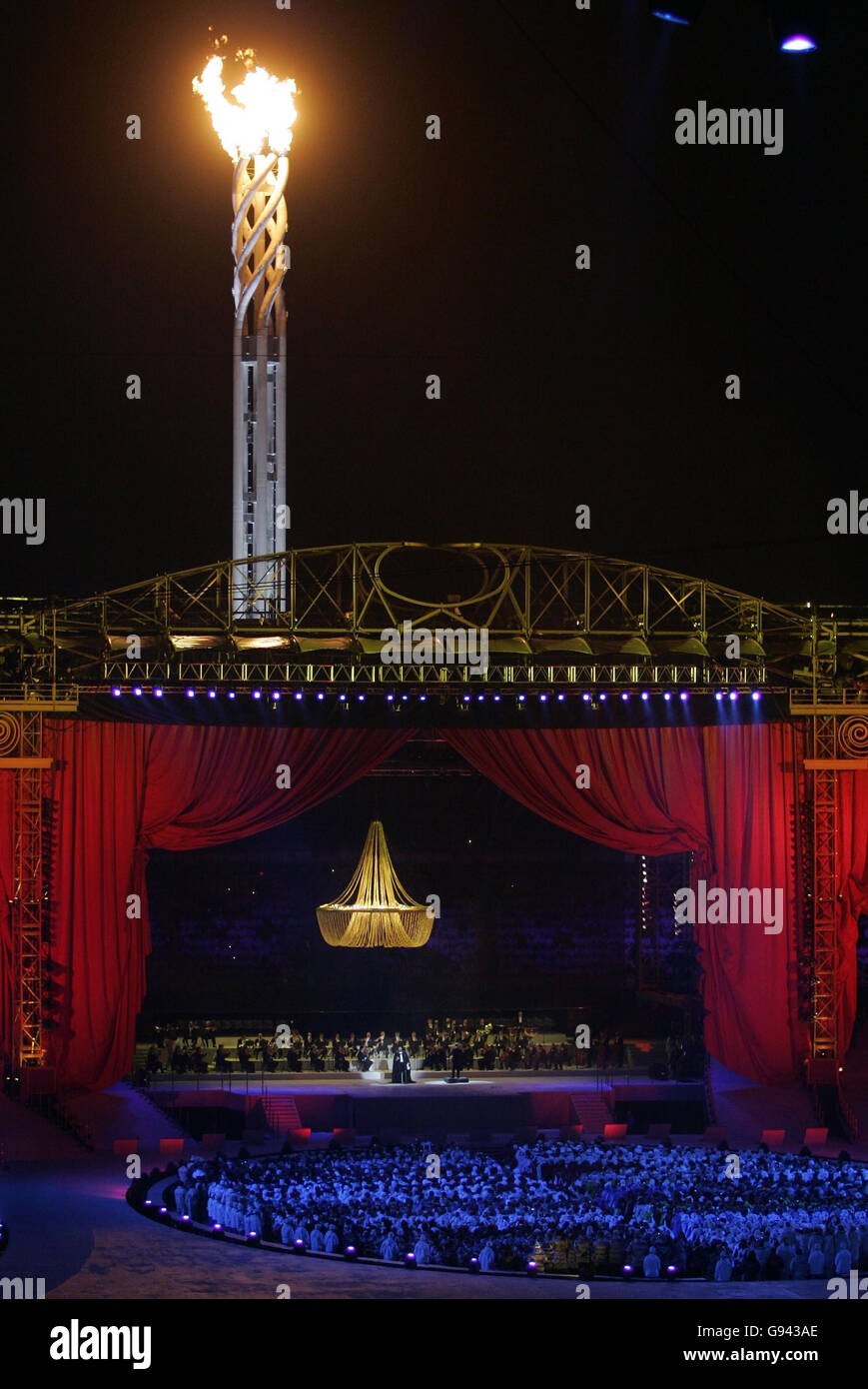 Vista generale della cerimonia di apertura dei XX Giochi Olimpici invernali allo Stadio Olimpico di Torino, 10 febbraio 2006. PREMERE ASSOCIAZIONE foto. Il credito fotografico dovrebbe essere: Andrew Milligan/PA. **** Foto Stock