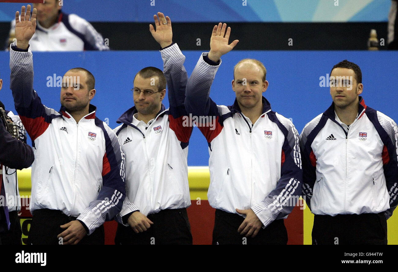 Euan Byers, Warwick Smith, Ewan MacDonald e David Murdoch, della Gran Bretagna (da sinistra a destra), riconoscono i loro fan durante la prima partita contro l'Italia nella curling maschile allo stadio Palaghiaccio, Pinerolo, Italia, lunedì 13 febbraio 2006. Vedere la storia della PA OLIMPIADI invernali. PREMERE ASSOCIAZIONE foto. Il credito fotografico dovrebbe essere: Andrew Milligan/PA. Foto Stock
