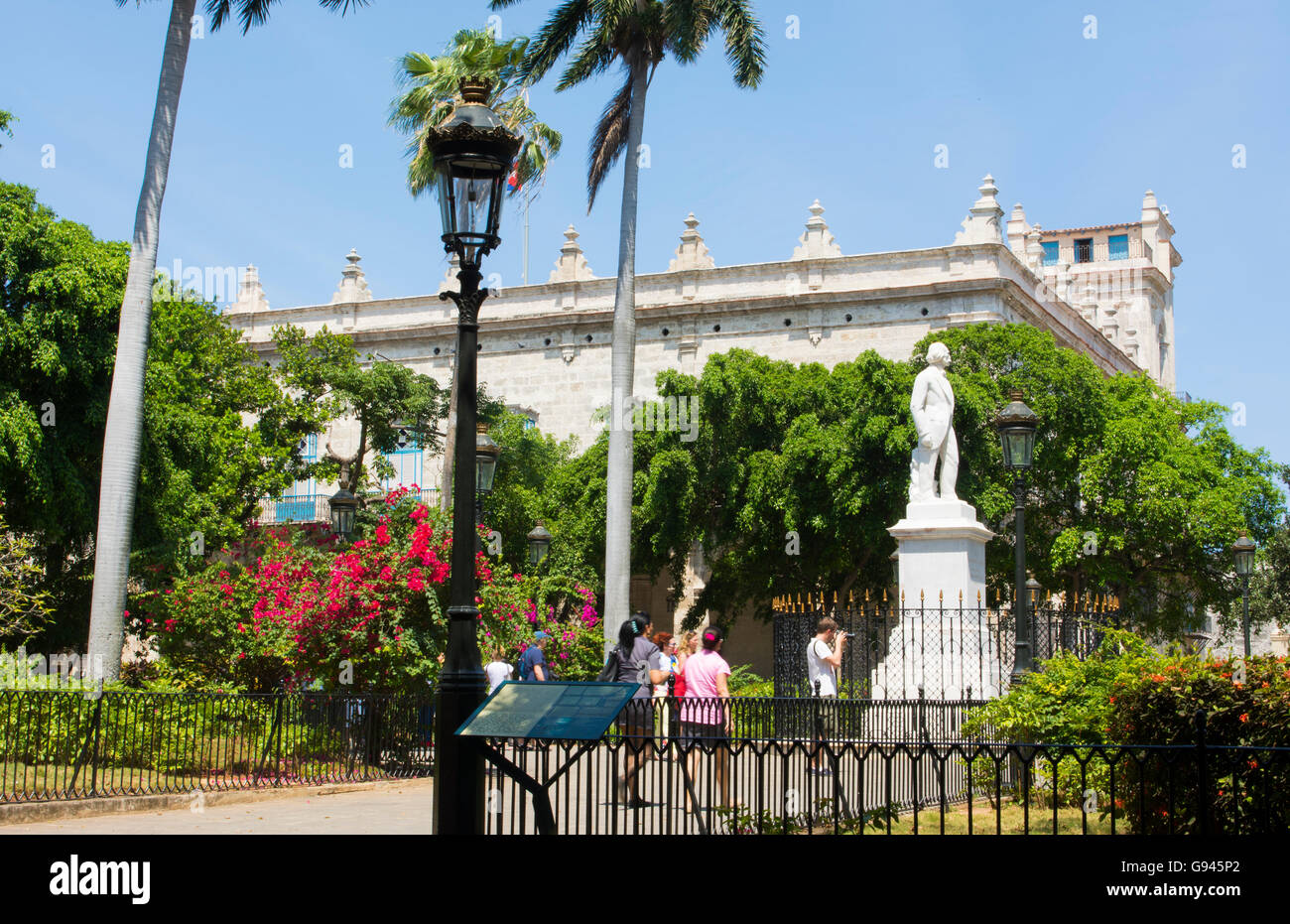 Vecchia Havana Cuba Habana Plaza de Armas con statue e turisti colorata Cuba oggi Foto Stock