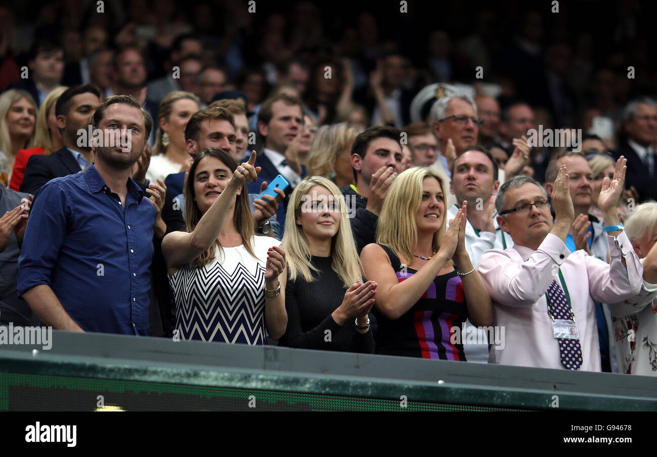 Jennifer Bate (centro) applaude fidanzato Marcus Willis durante la sua partita contro Roger Federer il giorno tre i campionati di Wimbledon al All England Lawn Tennis e Croquet Club, Wimbledon. Foto Stock