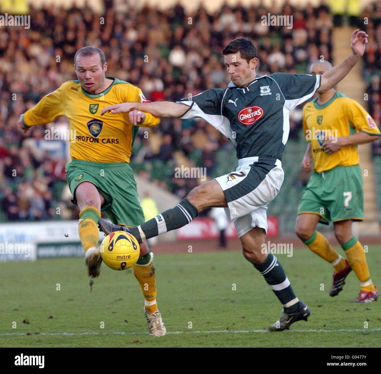 Simon Charlton (L) di Norwich City sfida Anthony Barness di Plymouth durante la partita di campionato Coca-Cola a Home Park, Plymouth, sabato 14 gennaio 2006. PREMERE ASSOCIAZIONE foto. Il credito fotografico dovrebbe essere: Neil Munns/PA . Foto Stock