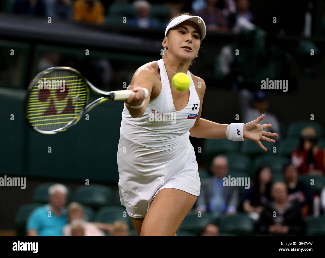 Belinda Bencic in azione contro Tsvetana Pironkova il giorno tre i campionati di Wimbledon al All England Lawn Tennis e Croquet Club, Wimbledon. Foto Stock