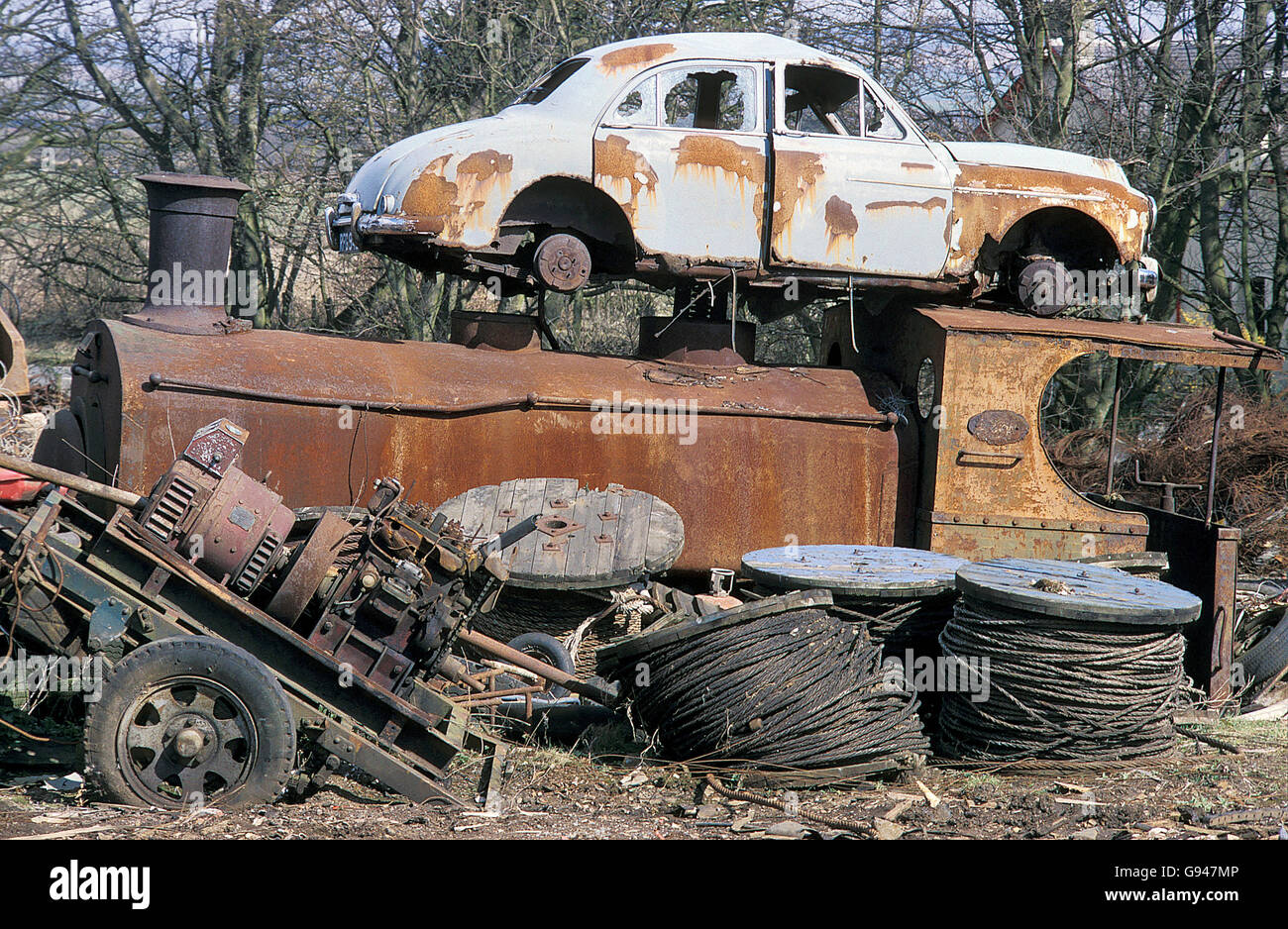 Thomas Muir's scrapyard a Pasqua Balbeggie in Fife con un giro del secolo Andrew Barclay 0-4-0ST contrastante con un mg di MAG Foto Stock