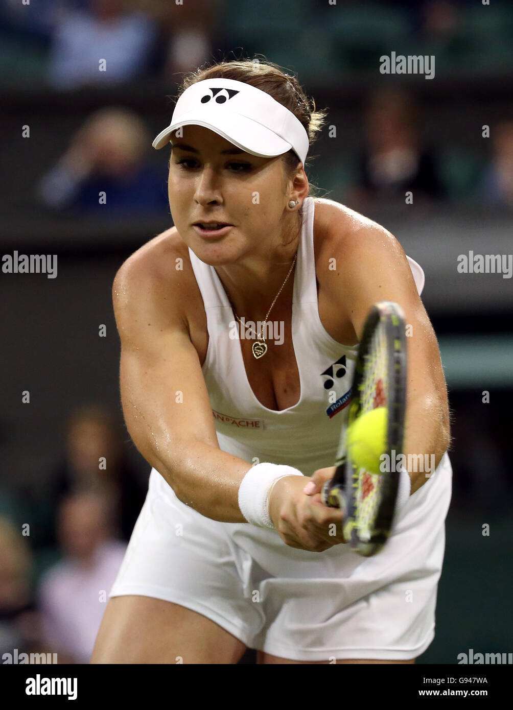 Belinda Bencic in azione contro Tsvetana Pironkova il giorno tre i campionati di Wimbledon al All England Lawn Tennis e Croquet Club, Wimbledon. Foto Stock